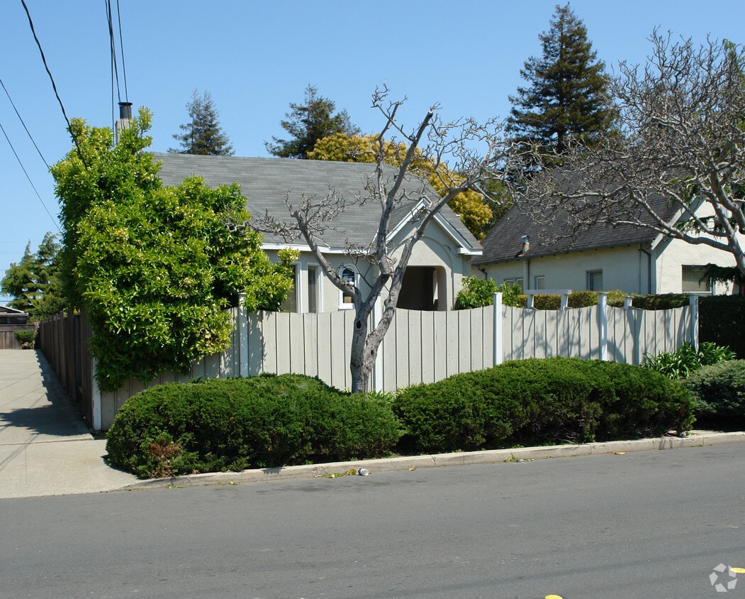 Building Photo - 616 N Claremont St