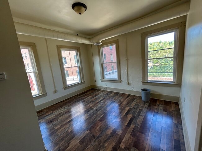 Building Photo - 69 Market St