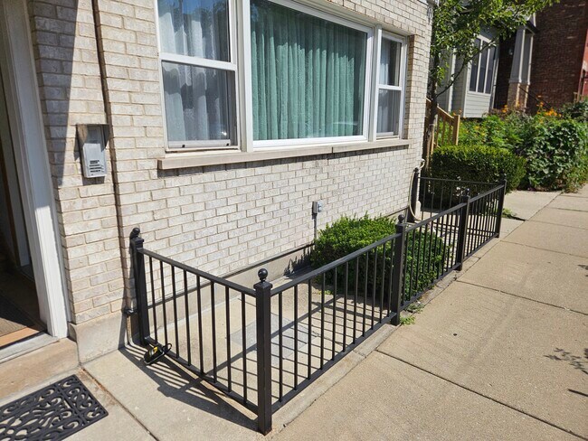 Foto del edificio - 1140 W Barry Ave