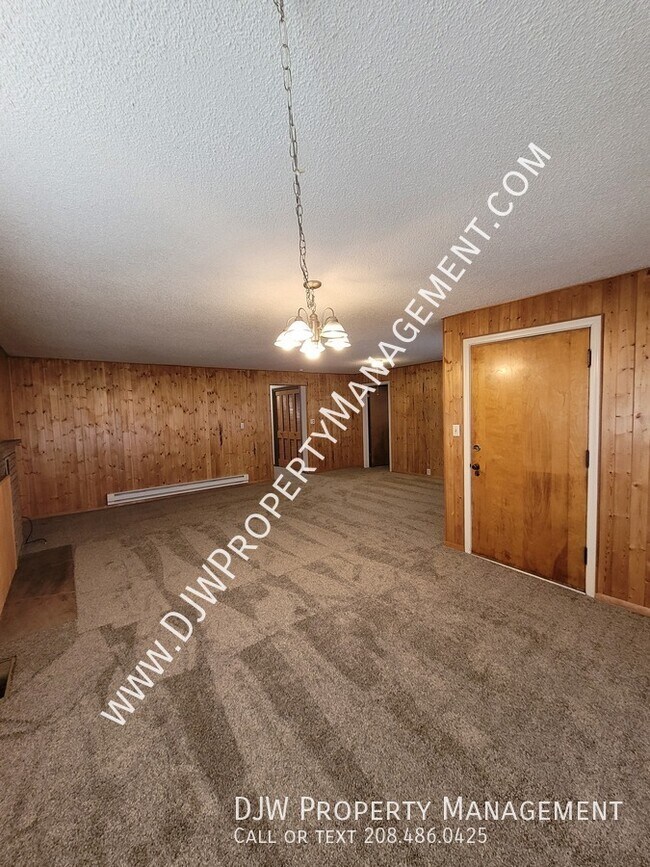 Foto del edificio - 16425 Farmway Rd