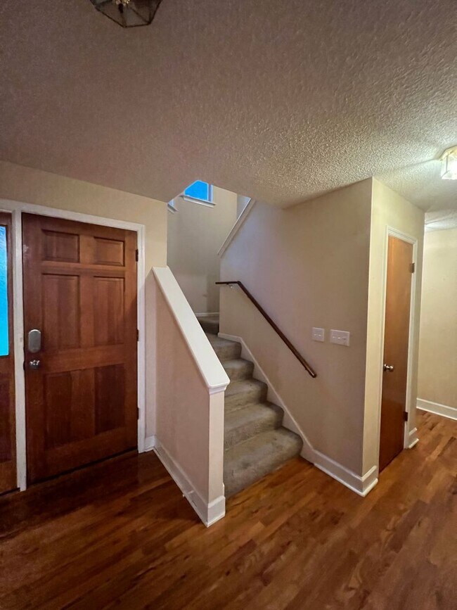 Foto del edificio - Massive 3 Bedroom 2.5 Bathroom Single-Family Home with Real Hardwood Floors and a Huge Two-Car Ga...
