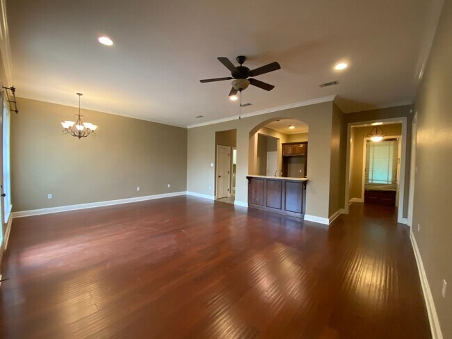 Foto del edificio - 3 BEDROOM HOUSE  off Jefferson near Highland