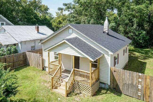 Building Photo - Two Bedroom Home!