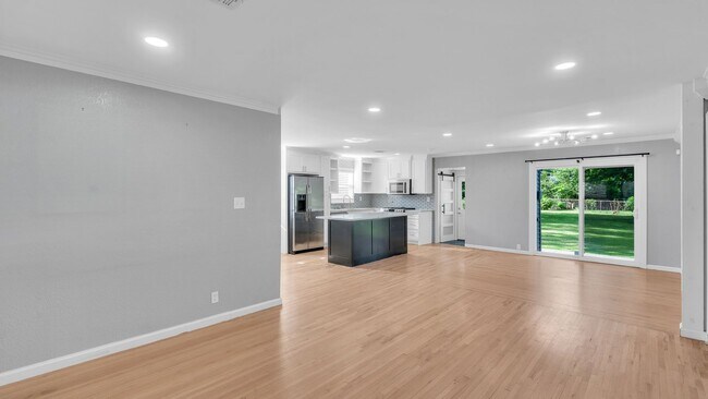 Building Photo - Beautifully Redone 2 Bedroom Midtown House...