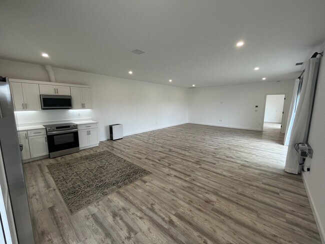 Building Photo - Tumalo Guest House on Acreage with Mountai...
