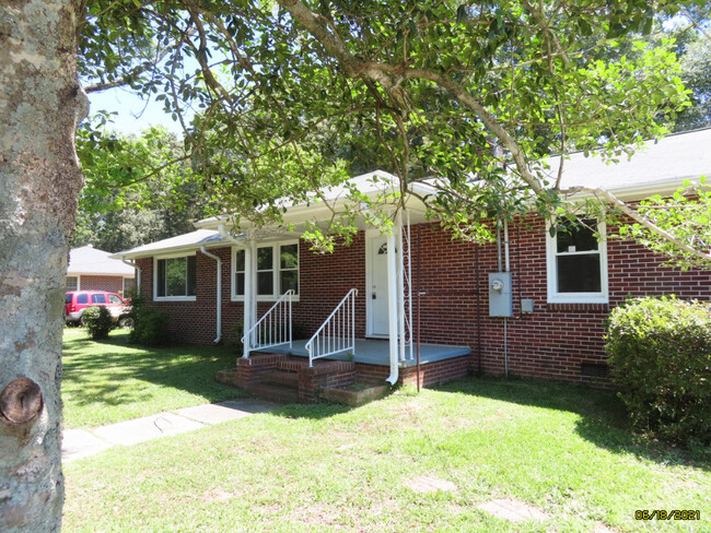 Building Photo - 305 Hilltop Ln