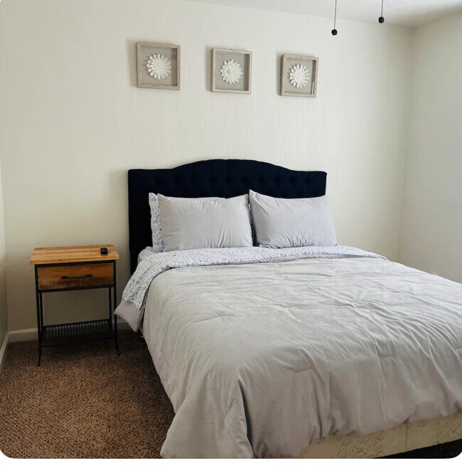 Bedroom queen size bed - 1000 N Kentucky Ave