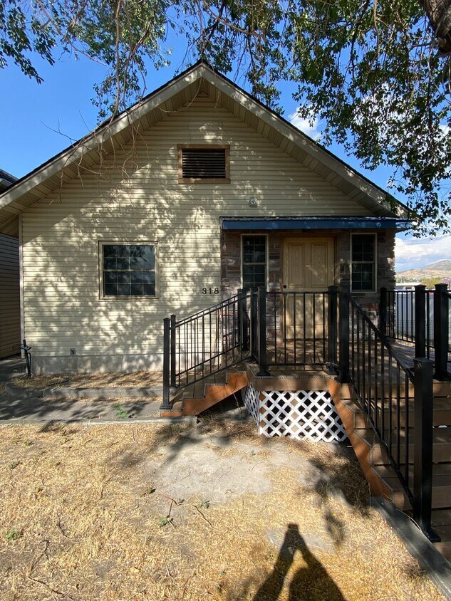 Foto principal - Adorable two Bedroom Single Family Home