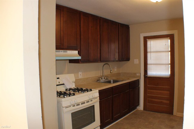 Building Photo - 210 Median Cir