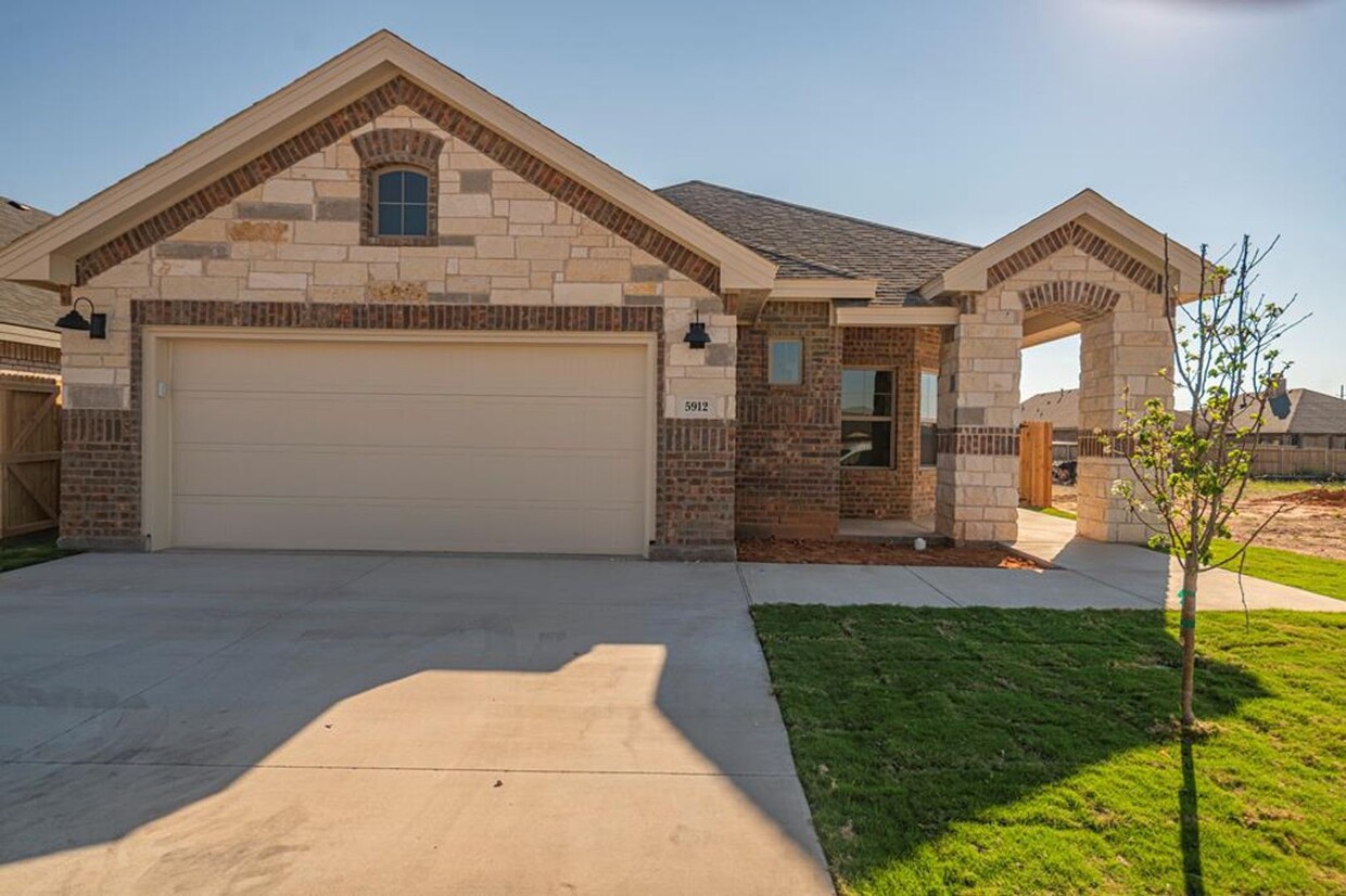 Foto principal - Rare 4 Bedroom Home In Odessa, TX (Availab...