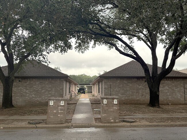 Building Photo - 716 Mynah Ave