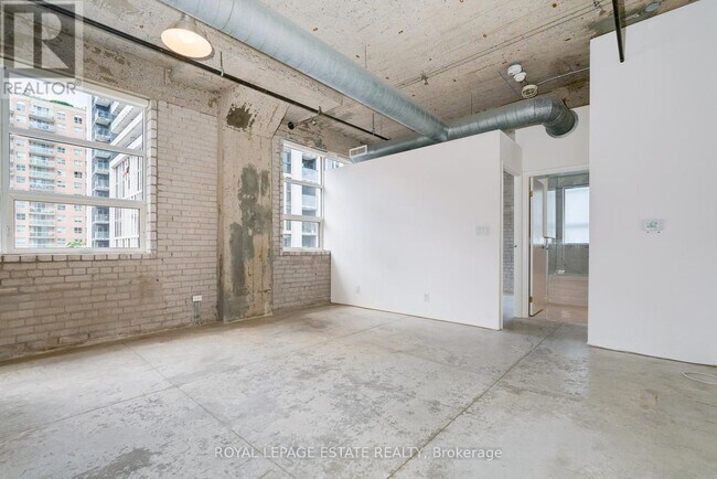 Photo du bâtiment - 383-383 Adelaide St E