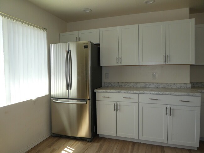 Foto del edificio - 1223 E Spence Ave