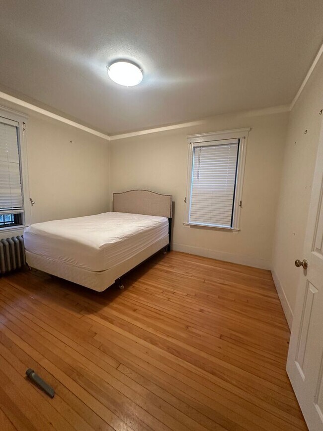 Building Photo - ALL/BRI Stylish & Cozy 2-bed w/H & HW + Pa...