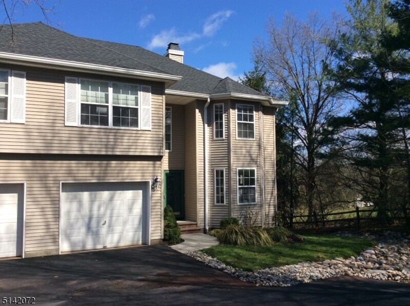 29 Spring Brook Dr, Annandale, NJ 08801 Townhome Rentals in Annandale