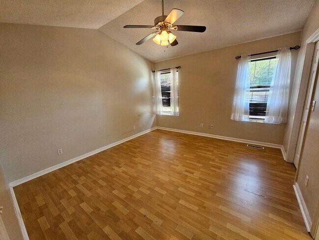 Foto del edificio - 127 Bayfield Dr