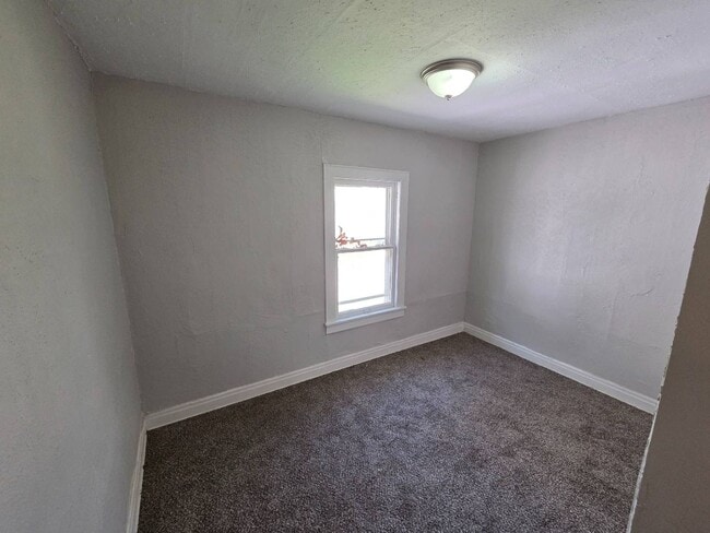 Foto del edificio - 3081 E 67th St