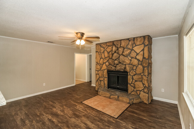 Foto del edificio - 7015 Russwood Ln E