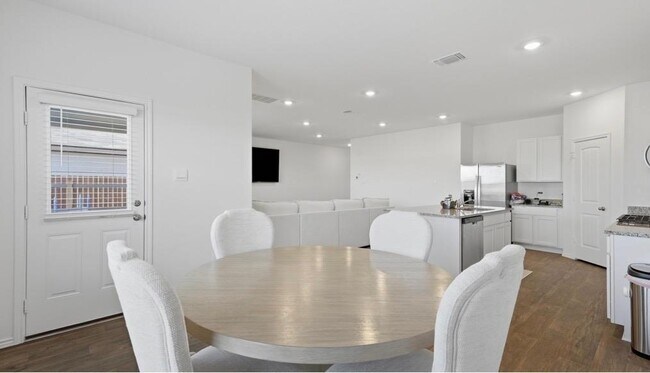 Foto del edificio - 293 Ebbsfleet Dr