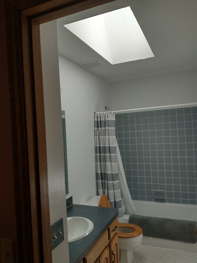 Upper Bathroom. Full bathtub/shower. CLEan lines! - 6907 Sumac Ct