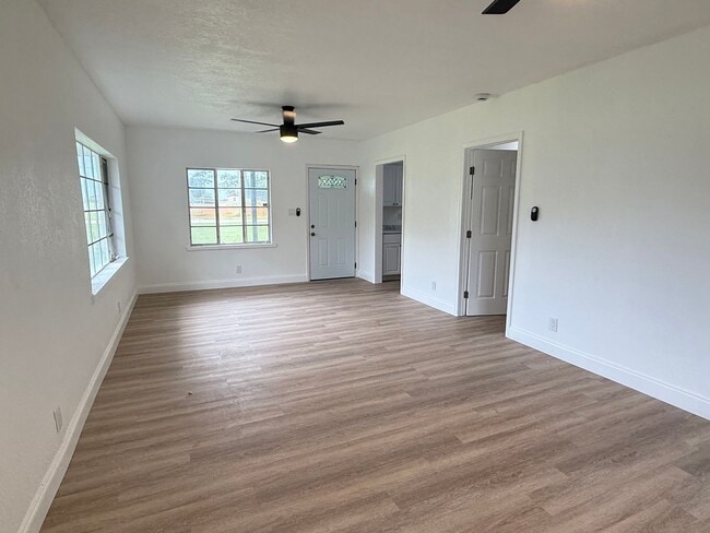 Building Photo - Groveland Home on large lot