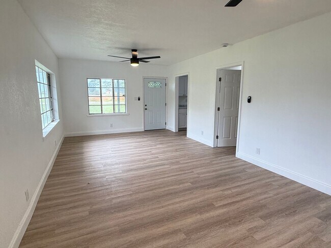 Foto del edificio - Groveland Home on large lot