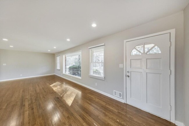 Foto del edificio - 909 Rosedale Dr