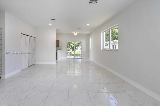 Building Photo - 806 NW 5th Ave