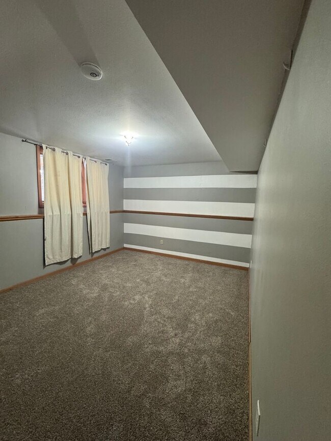 Foto del edificio - Spacious 4 bedroom 2 bathroom stand-alone home