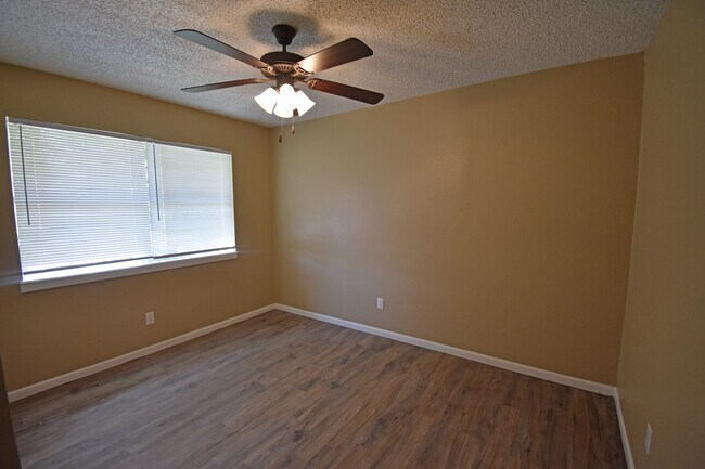 Building Photo - 2206 Lova Dr