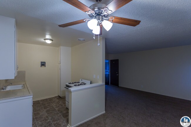 Foto del edificio - 10955 Pioneer Blvd