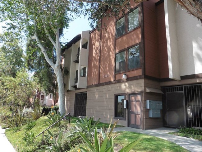 Exterior - 2950 Broadway