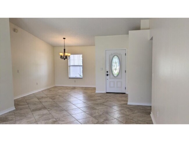 Building Photo - Spacious 3 Bedroom/Fenced House Available ...