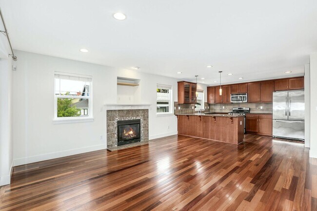 Building Photo - Desirable Madrona Townhome