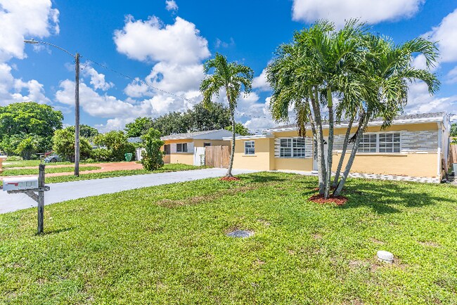Building Photo - 6445 SW 22nd Ct