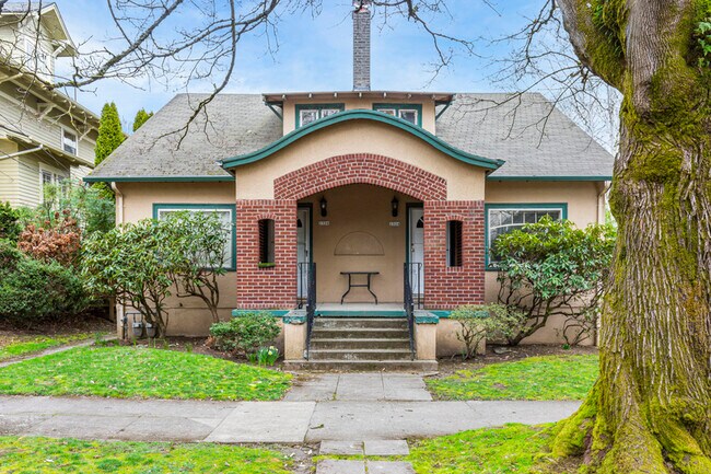Building Photo - 2326 NE 9th Ave