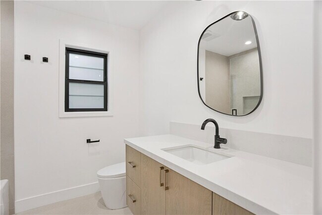 Foto del edificio - 5743 Natick Ave