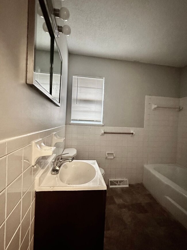 Building Photo - Cute 3 Bedroom 1 Bath Ranch For Rent!