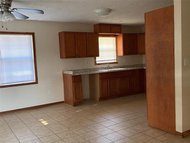 Foto del edificio - 27015 Austin - Garage Apt St
