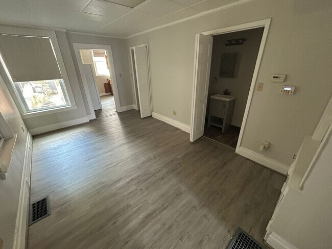 Foto del edificio - Newly Renovated 2 Bedroom 1.5 Bath in Dorm...