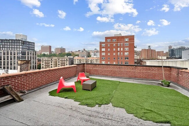 Foto del edificio - 2294 Frederick Douglass Blvd