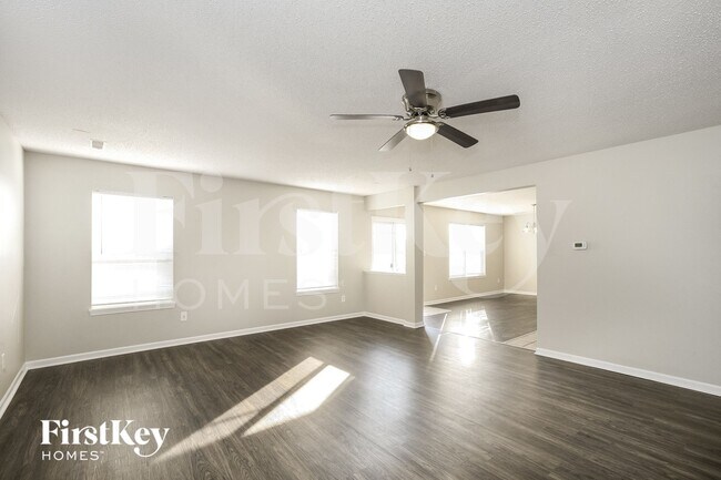 Foto del edificio - 1451 Round Lake Rd