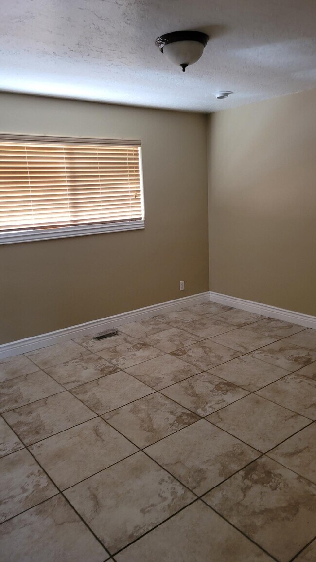 Building Photo - 407 E 400 S