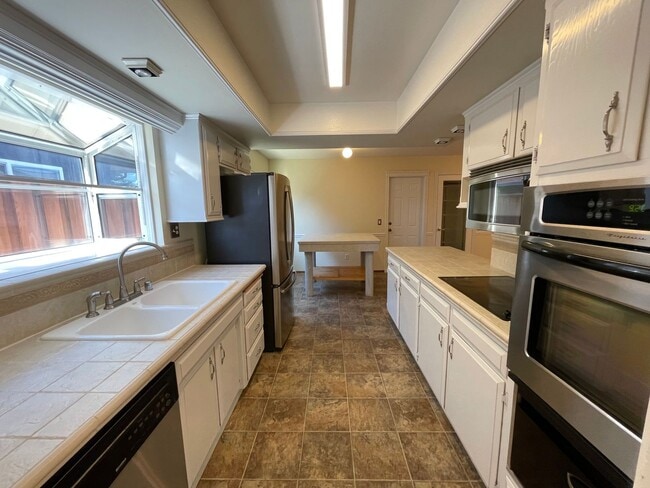Building Photo - Great Shape Sunset West Single Family Home