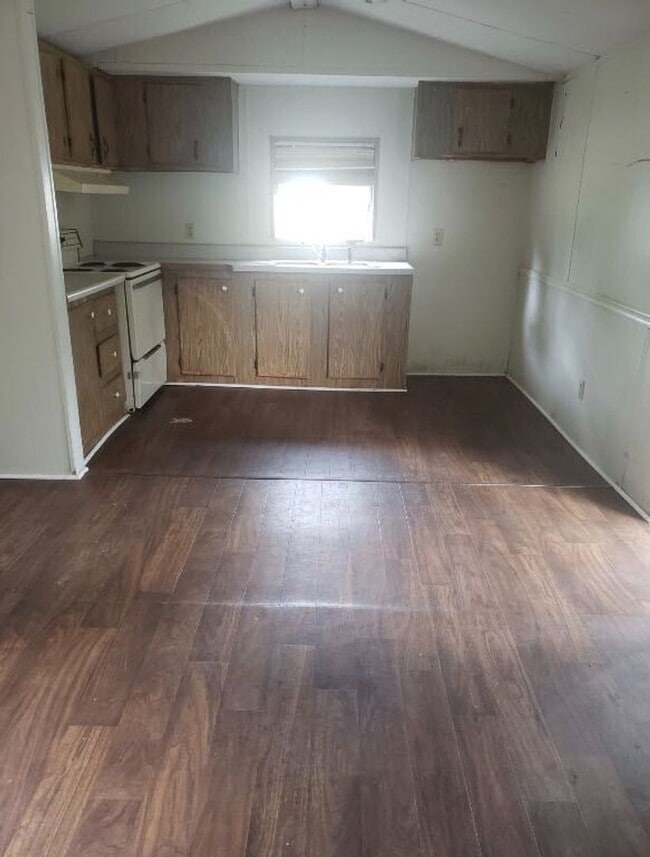 Building Photo - New Home Available! Rent this 2 Bedroom 1 ...