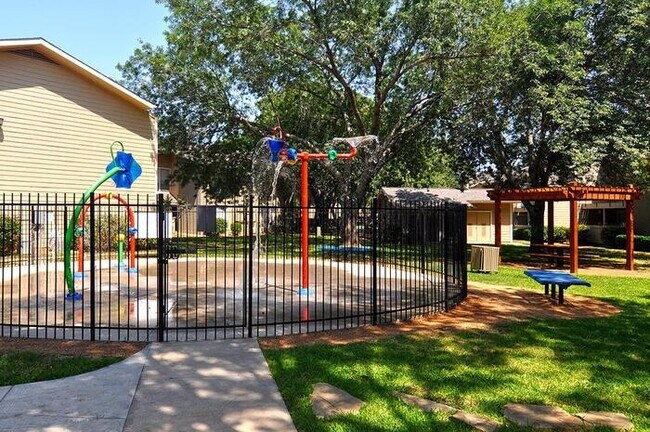 Foto del edificio - 1201 Monterrey Blvd