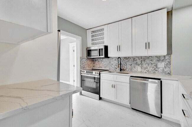 Building Photo - 448 Roseland Dr