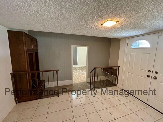 Building Photo - Beautifully Remodeled 4 Bed/2 Bath Home in...