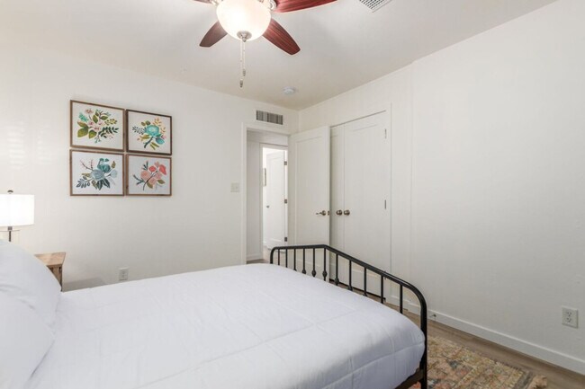 Building Photo - 1813 N 75th Pl