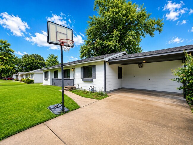 Foto del edificio - 213 Oak Park Dr